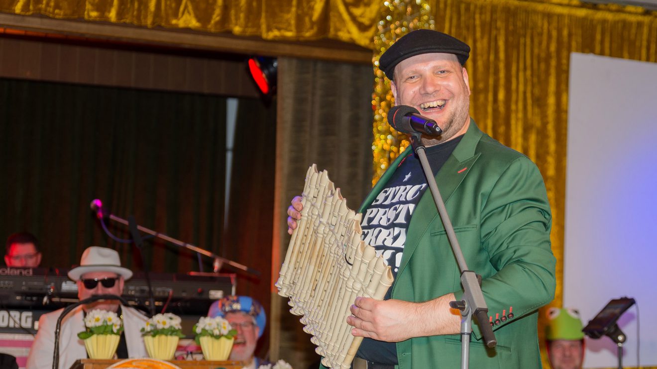 Der Wolli begeistert mit seiner Panflöte Marke Eigenbau. Foto: Dennis Flegel / Kolpingsfamilie Hollage