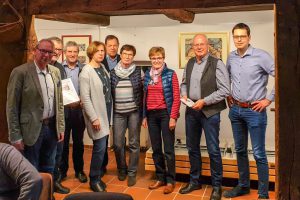 Einige Mitglieder des geehrten Familienkreises mit den stellvertretenden Vorsitzenden Christian Speer (links) und Julian Schwegmann (rechts). Foto: Albin Sonneck / Kolpingsfamilie Hollage