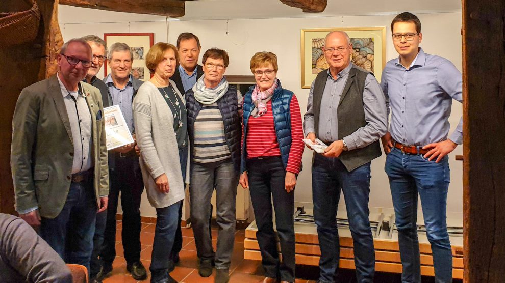 Einige Mitglieder des geehrten Familienkreises mit den stellvertretenden Vorsitzenden Christian Speer (links) und Julian Schwegmann (rechts). Foto: Albin Sonneck / Kolpingsfamilie Hollage