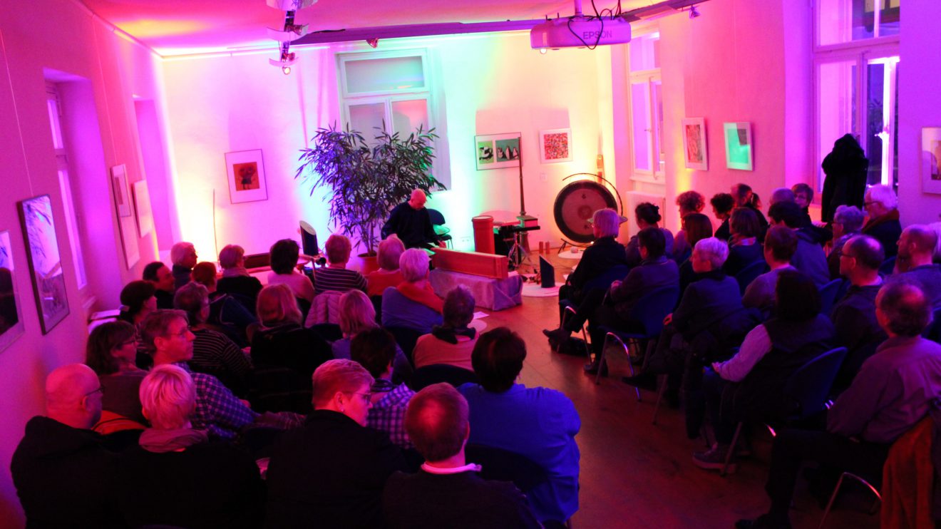 Mit dem KlangDuo Jörg Kerll und Hilmar Hajek ging es am Samstag im Ruller Haus auf eine innere Klangreise. Foto: Dominik Lapp, kulturfeder.de