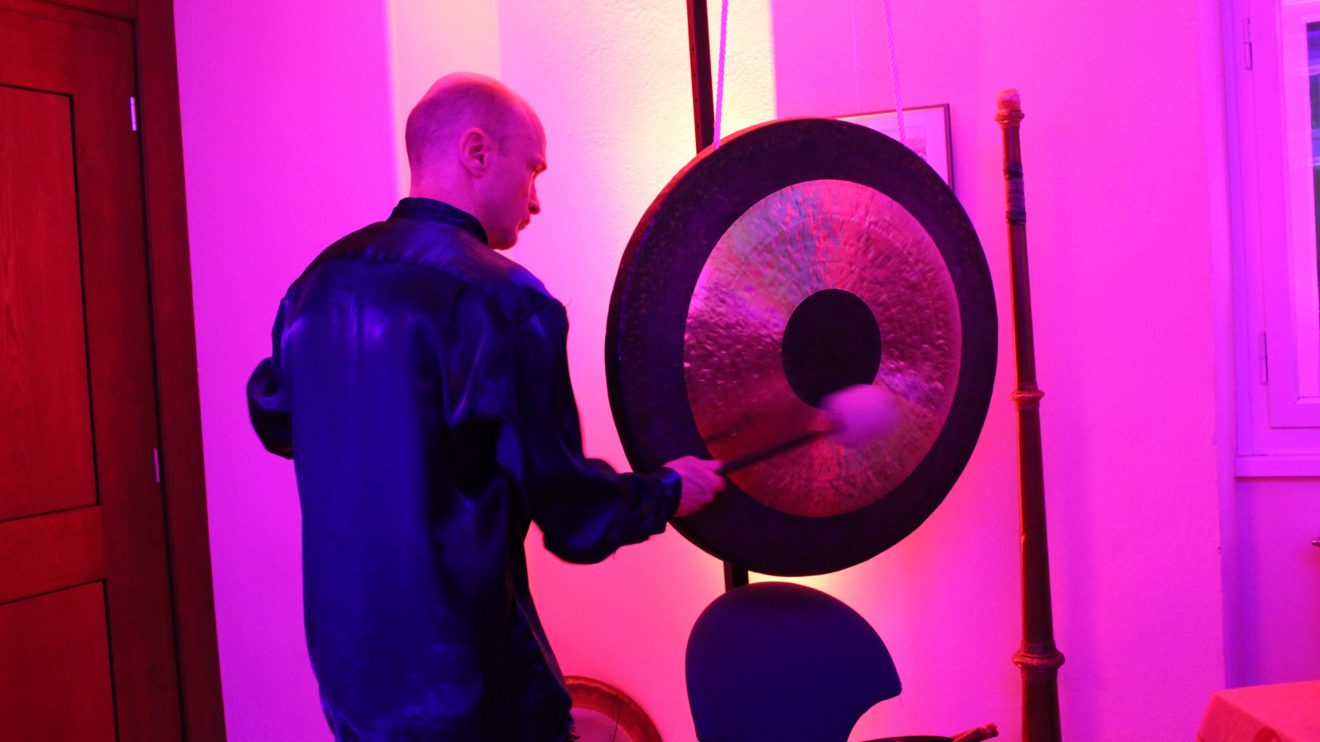 Mit dem KlangDuo Jörg Kerll und Hilmar Hajek ging es am Samstag im Ruller Haus auf eine innere Klangreise. Foto: Dominik Lapp, kulturfeder.de