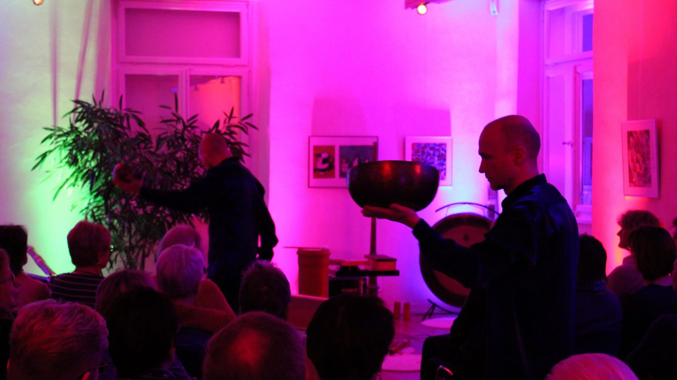 Mit dem KlangDuo Jörg Kerll und Hilmar Hajek ging es am Samstag im Ruller Haus auf eine innere Klangreise. Foto: Dominik Lapp, kulturfeder.de