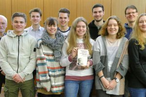 Unter der Leitung von Burkhard Imeyer (1.v.l.) haben sich acht Schülerinnen und Schüler des Gymnasiums „In der Wüste“ trotz ihres Abiturs in zahlreichen Sitzungen intensiv mit dem Haffner Buch beschäftigt: v.l. William Homburg, Paul Bielefeld, Jule Brünenkamp, Philipp Hagemann, Svenja Pohlmann, Laurin Schiffer, Insa Beisel und Maya Gausmann, 2.v.r. Thomas Allewelt (Fachlehrer Lehrer Gymnasium „In der Wüste“). Foto: Imeyer