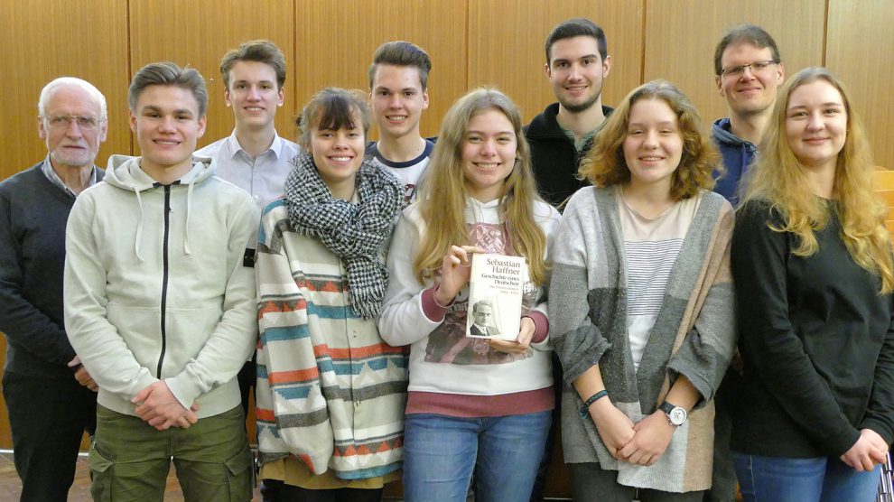 Unter der Leitung von Burkhard Imeyer (1.v.l.) haben sich acht Schülerinnen und Schüler des Gymnasiums „In der Wüste“ trotz ihres Abiturs in zahlreichen Sitzungen intensiv mit dem Haffner Buch beschäftigt: v.l. William Homburg, Paul Bielefeld, Jule Brünenkamp, Philipp Hagemann, Svenja Pohlmann, Laurin Schiffer, Insa Beisel und Maya Gausmann, 2.v.r. Thomas Allewelt (Fachlehrer Lehrer Gymnasium „In der Wüste“). Foto: Imeyer