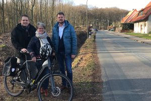 Die Wallenhorster UWG-Fraktion mit Stefan Botterhuis, Marion Müssen und Stefan Düing (v.l.n.r.) an der Ruller Straße „Am Haupthügel“. Foto: UWG Wallenhorst