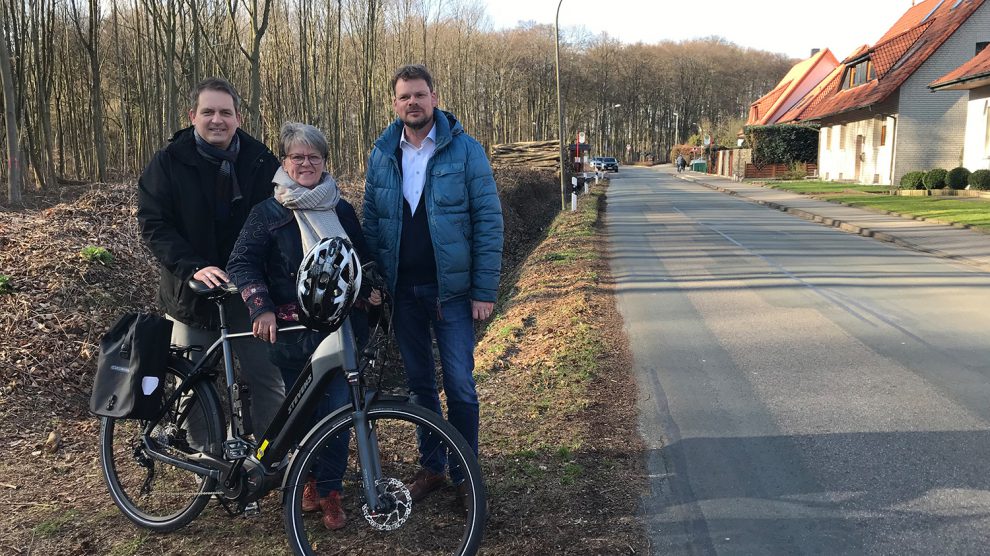 Die Wallenhorster UWG-Fraktion mit Stefan Botterhuis, Marion Müssen und Stefan Düing (v.l.n.r.) an der Ruller Straße „Am Haupthügel“. Foto: UWG Wallenhorst