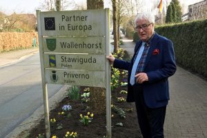 Alfred Lindner an der neugestalteten Ortseinfahrt in Rulle. Foto: CDU Gemeindeverband Wallenhorst