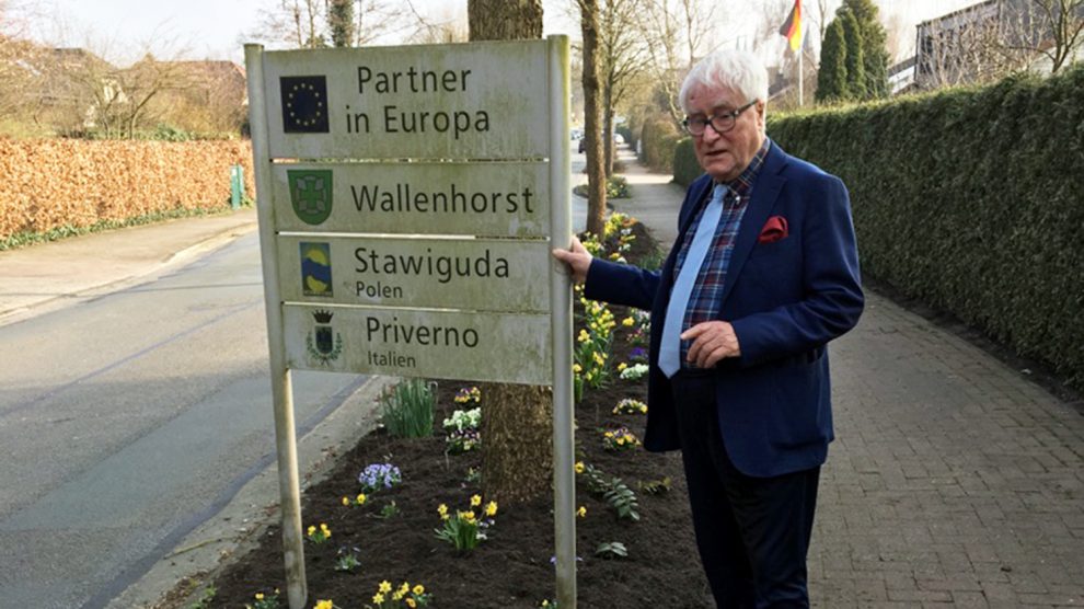 Alfred Lindner an der neugestalteten Ortseinfahrt in Rulle. Foto: CDU Gemeindeverband Wallenhorst