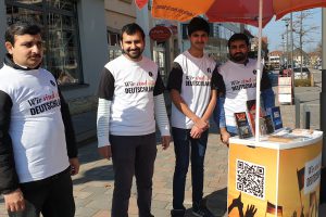 Einige muslimische Mitglieder informieren Passanten an der Großen Straße in Wallenhorst und versuchen Vorurteile auszuräumen. Foto: Daniyal Bari