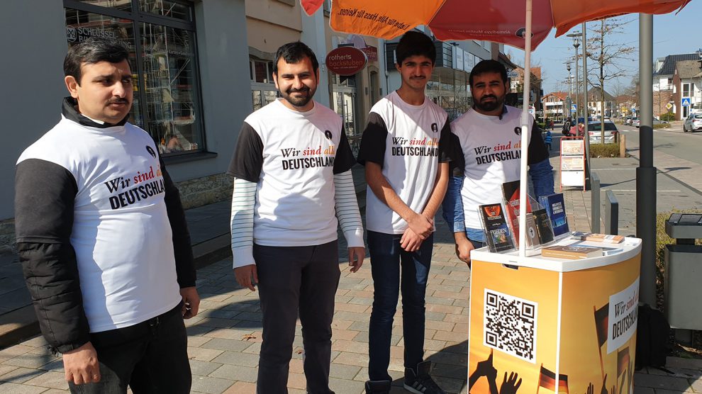 Einige muslimische Mitglieder informieren Passanten an der Großen Straße in Wallenhorst und versuchen Vorurteile auszuräumen. Foto: Daniyal Bari