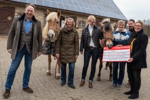 Manfred Inden, Daniela Kray, Monika Scholz, Annette Bohnenkämper, Heiko Cieslik (Wittfeld GmbH) und Kornelia Böert (von links) mit den beiden Therapiepferden Tara und Lina bei der Spendenübergabe. Foto: Gemeinde Wallenhorst / Thomas Remme