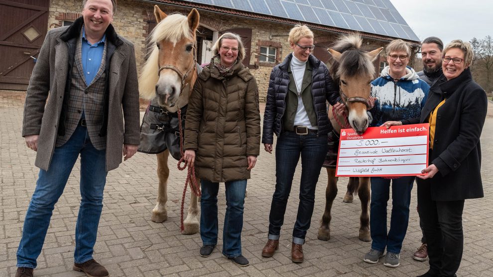 Manfred Inden, Daniela Kray, Monika Scholz, Annette Bohnenkämper, Heiko Cieslik (Wittfeld GmbH) und Kornelia Böert (von links) mit den beiden Therapiepferden Tara und Lina bei der Spendenübergabe. Foto: Gemeinde Wallenhorst / Thomas Remme