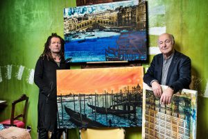 Thomas Jankowski (links) und Michael Stange präsentieren gemeinsame Werke: farblich neu interpretierte Stadt- und Landschaftsfotografien auf Leinwand. Foto: André Bodin