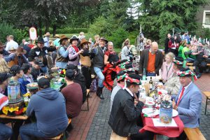 Das Bürgerdinner hat noch genügend Platz für weitere Tische an der Josefskirche. Gute Stimmung herrschte bereits im vergangenen Jahr in Hollage, wie das Bild zeigt. Foto: konsequentPR