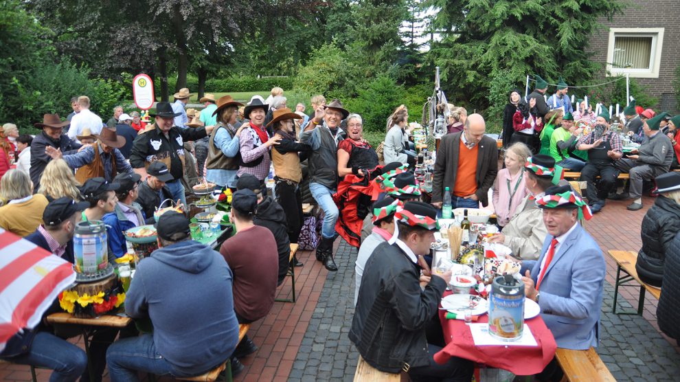 Das Bürgerdinner hat noch genügend Platz für weitere Tische an der Josefskirche. Gute Stimmung herrschte bereits im vergangenen Jahr in Hollage, wie das Bild zeigt. Foto: konsequentPR