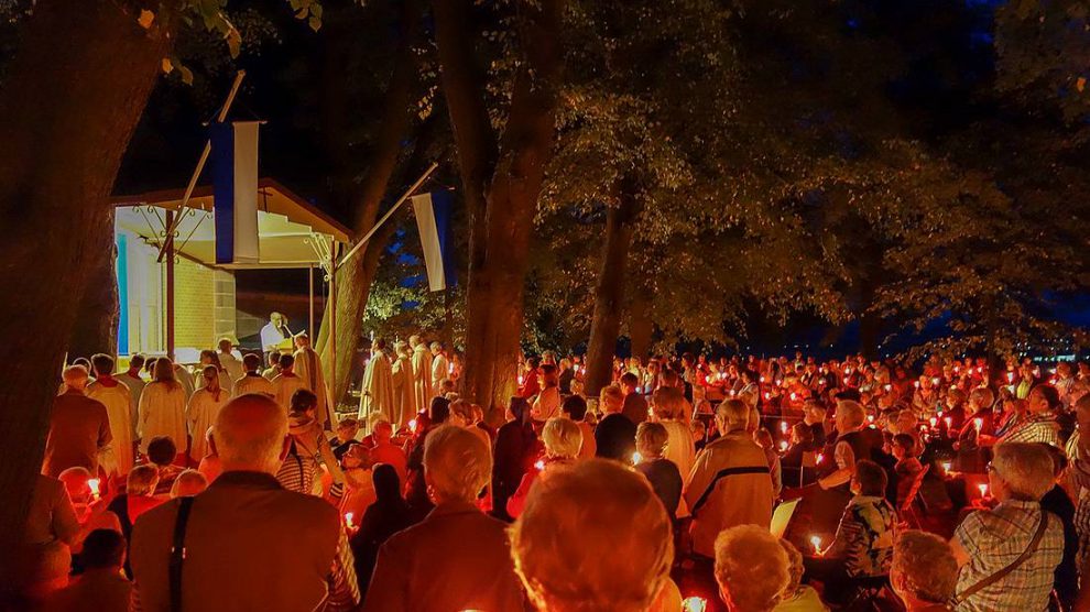 Ein Meer aus 1.000 Lichtern: die Lichterprozession auf dem Höherberg. Foto: Kolpingsfamilie Hollage