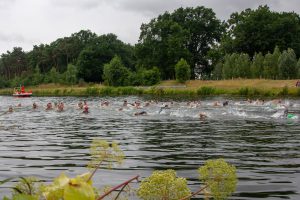 500 Meter Schwimmen, 20 Kilometer Radfahren und 5 Kilometer Laufen oder Walken sind die Disziplinen des Hollager Kanal-Cups, dessen Erlös vollständig als Spende dem Kinderhilfswerk terre des hommes zugutekommt. Foto: André Thöle