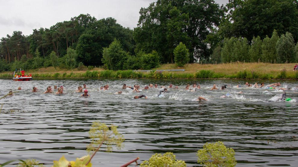 500 Meter Schwimmen, 20 Kilometer Radfahren und 5 Kilometer Laufen oder Walken sind die Disziplinen des Hollager Kanal-Cups, dessen Erlös vollständig als Spende dem Kinderhilfswerk terre des hommes zugutekommt. Foto: André Thöle