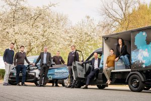 Bereit für den Auftakt der Roadshow zur Elektromobilität: Jonathan Fietz (von links), Julian Isken, Michael Fedler, Andreas Witte (alle Landkreis Osnabrück), Christoph Determann (Autopark Nahne – Rahenbrock), Landrat Michael Lübbersmann, Silviya Staneva und Gertrud Heitgerken (beide Landkreis Osnabrück). Foto: Landkreis Osnabrück/Moritz Münch