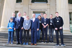 Im Rahmen des Zukunftstages trafen die Schülerinnen und Schüler auch Ministerpräsident Stephan Weil. Foto: Wahlkreisbüro Guido Pott