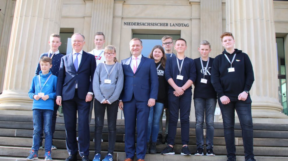 Im Rahmen des Zukunftstages trafen die Schülerinnen und Schüler auch Ministerpräsident Stephan Weil. Foto: Wahlkreisbüro Guido Pott