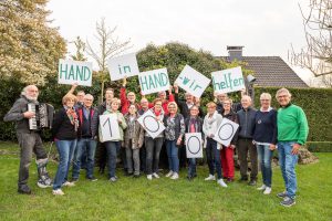 Den 1000. Einsatz feiert das Team von „Hand in Hand“ im Garten von Rita und Berthold Stolte (rechts). Foto: Thomas Remme