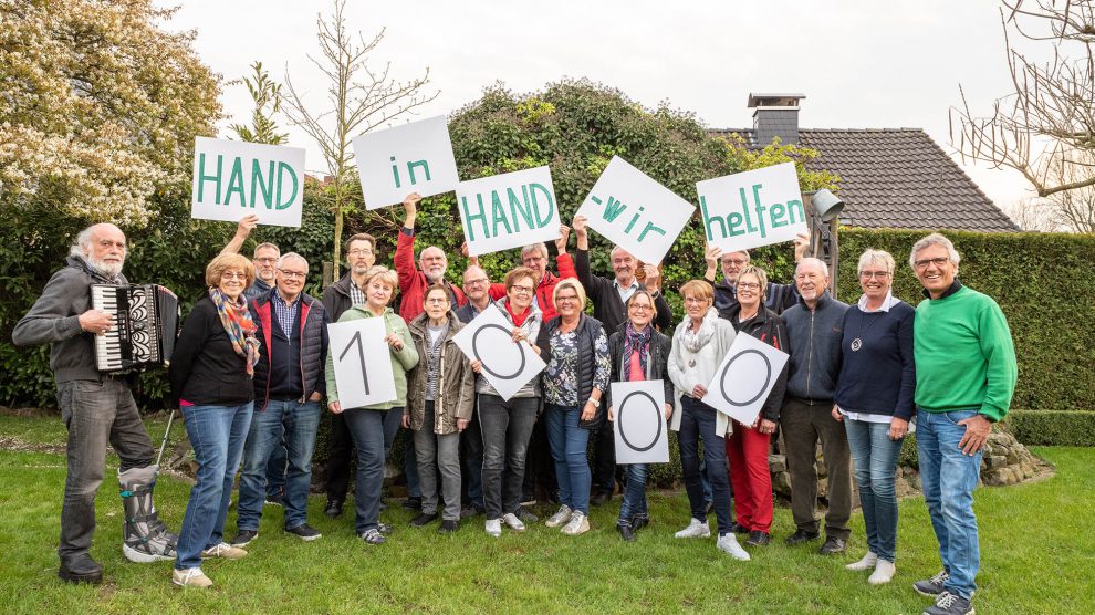 Den 1000. Einsatz feiert das Team von „Hand in Hand“ im Garten von Rita und Berthold Stolte (rechts). Foto: Thomas Remme