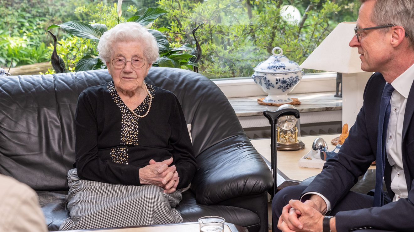 Erna Krause im Gespräch mit Bürgermeister Otto Steinkamp. Foto: Thomas Remme