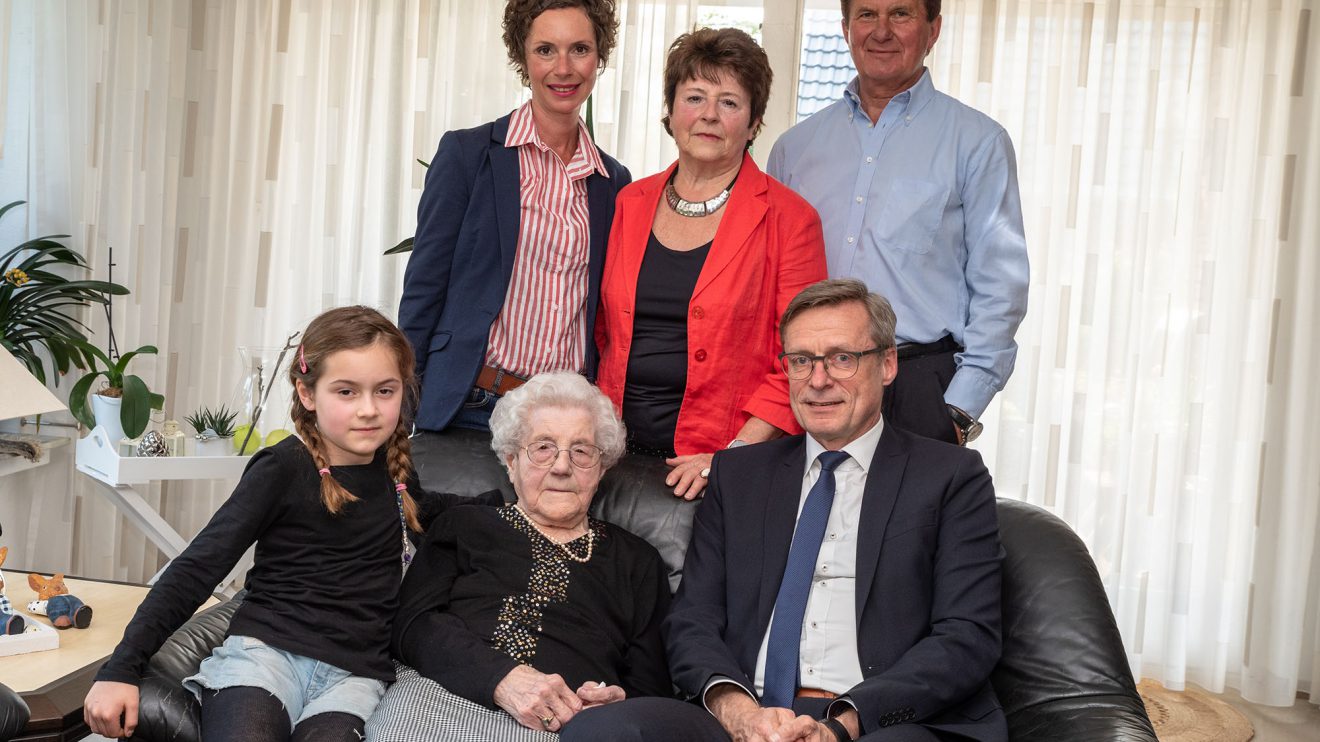 Jubilarin Erna Krause mit Urenkelin Fenka, Enkeltochter Simone, Tochter Christa und Schwiegersohn Hans-Gerhard Fischer sowie Bürgermeister Otto Steinkamp. Foto: Thomas Remme