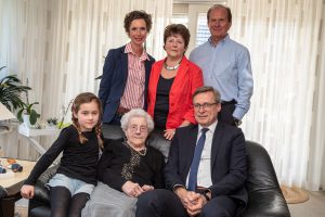 Jubilarin Erna Krause mit Urenkelin Fenka, Enkeltochter Simone, Tochter Christa und Schwiegersohn Hans-Gerhard Fischer sowie Bürgermeister Otto Steinkamp. Foto: Thomas Remme