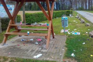 Müll und Zerstörung auf dem Rastplatz am Wegekreuz im Nettetal. Auch auf den benachbarten Feldern und Wiesen bot sich derselbe Anblick. Foto: Gemeinde Wallenhorst