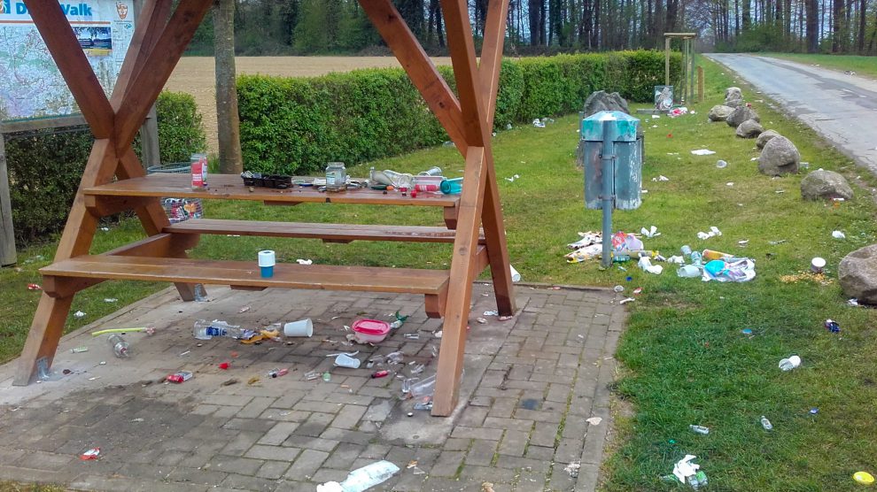 Müll und Zerstörung auf dem Rastplatz am Wegekreuz im Nettetal. Auch auf den benachbarten Feldern und Wiesen bot sich derselbe Anblick. Foto: Gemeinde Wallenhorst