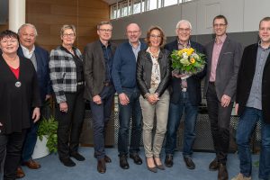 Verabschieden Siegfried Leicht (3. von rechts) aus dem MINT-Netzwerk Wallenhorst (von links): Britta Finke (Andreaskindergarten), Unternehmer Wolfgang Rabe, Kornelia Böert, Bürgermeister Otto Steinkamp, Hubert Bartke, Annegret Rethmann (Bürgerstiftung), Stefan Schmidt (Realschule), Thorger Stapenhorst (Alexanderschule). Foto: Gemeinde Wallenhorst / Thomas Remme