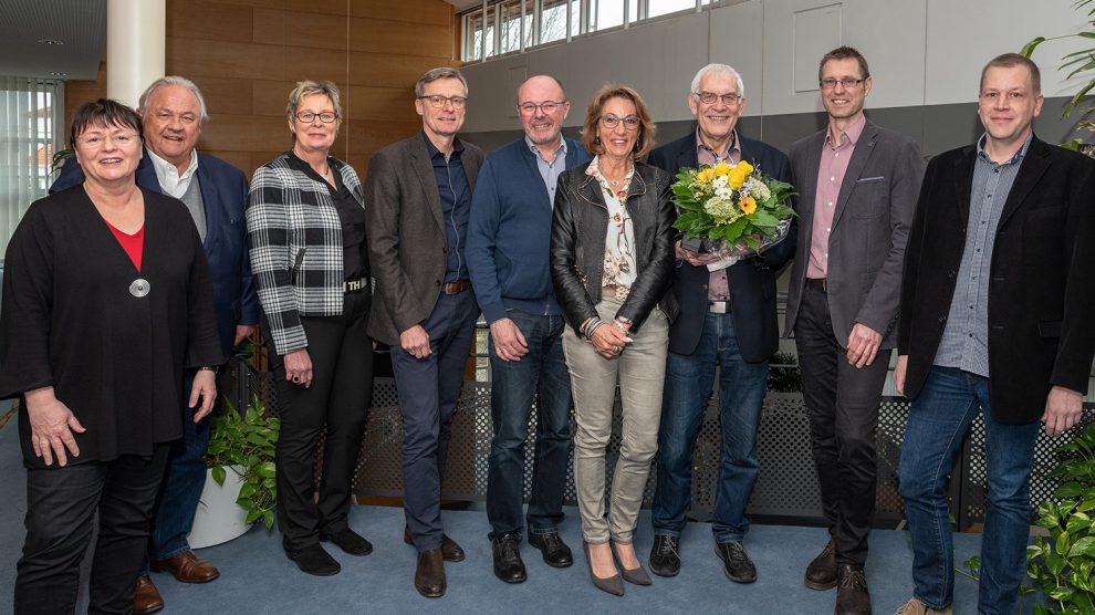 Verabschieden Siegfried Leicht (3. von rechts) aus dem MINT-Netzwerk Wallenhorst (von links): Britta Finke (Andreaskindergarten), Unternehmer Wolfgang Rabe, Kornelia Böert, Bürgermeister Otto Steinkamp, Hubert Bartke, Annegret Rethmann (Bürgerstiftung), Stefan Schmidt (Realschule), Thorger Stapenhorst (Alexanderschule). Foto: Gemeinde Wallenhorst / Thomas Remme