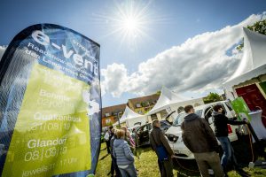 Alles rund um die E-Mobilität: Beim „e-vent“ in Wallenhorst informierten sich die Besucherinnen und Besucher über E-Autos, E-Bikes oder über Lademöglichkeiten und Photovoltaik. Foto: Landkreis Osnabück / Aileen Rogge