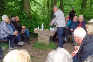 Wanderpause mit Maibowle am Kolping-Eck. Foto: Josef Thöle / Kolpingsfamilie Hollage