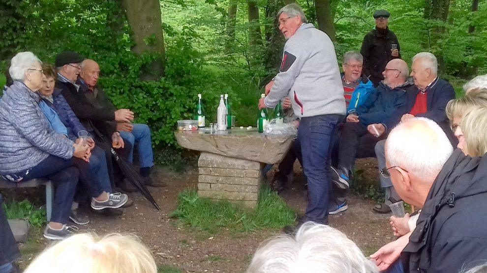 Wanderpause mit Maibowle am Kolping-Eck. Foto: Josef Thöle / Kolpingsfamilie Hollage