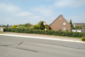 Reichlich Platz für Wartehäuschen bieten die Bushaltestellen, hier am Beispiel Stadtweg. Foto: Markus Steinkamp