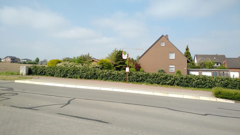 Reichlich Platz für Wartehäuschen bieten die Bushaltestellen, hier am Beispiel Stadtweg. Foto: Markus Steinkamp