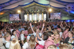 Typisch Hollager Oktoberfest: Nicht nur an den Tischen, auch auf der Tanzfläche vor der Bühne – die an sich schon ein echter „Hingucker“ ist – herrscht fröhliche Partystimmung. Foto: Markus Böwer / Kolpingsfamilie Hollage