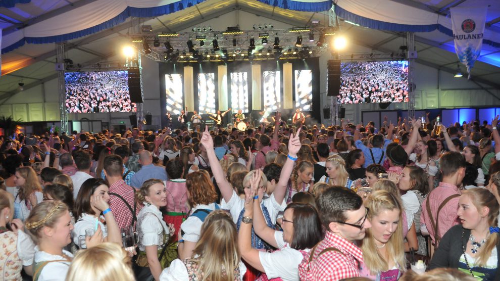 Typisch Hollager Oktoberfest: Nicht nur an den Tischen, auch auf der Tanzfläche vor der Bühne – die an sich schon ein echter „Hingucker“ ist – herrscht fröhliche Partystimmung. Foto: Markus Böwer / Kolpingsfamilie Hollage