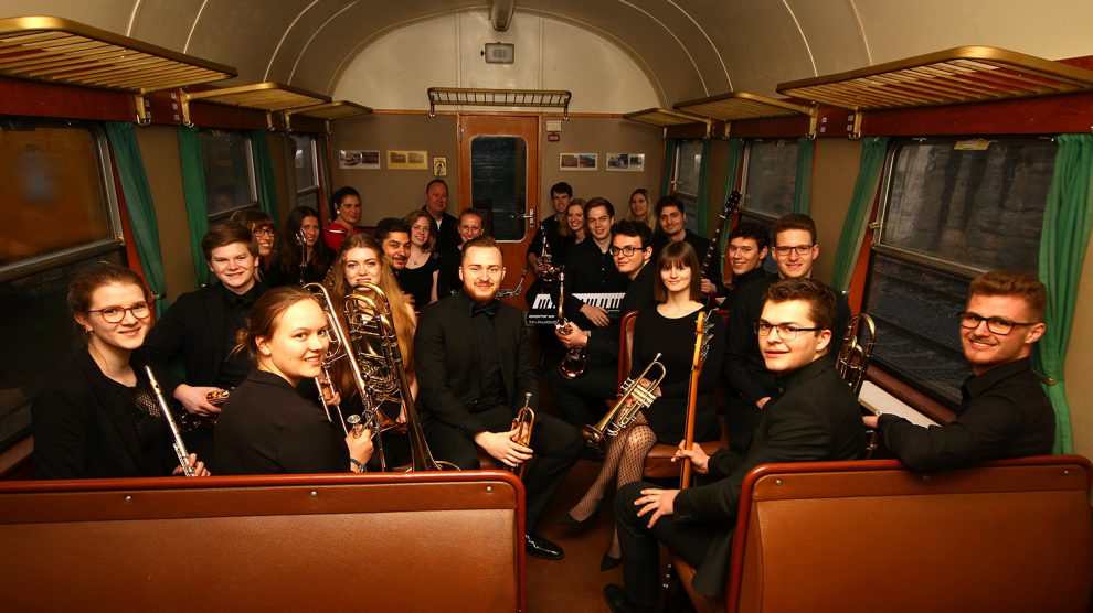 Die Brockhouse Big Band spielt zur Eröffnungsfeier des BürgerBus Wallenhorst-Wersen auf dem Rathausplatz in Wallenhorst. Foto: Mirko Kandolf