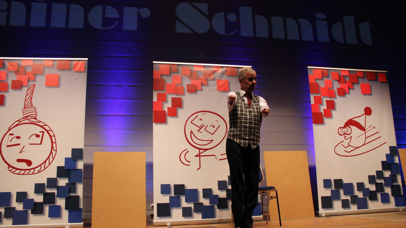 Kabarettist Rainer Schmidt bringt sein Publikum in Wallenhorst zum Lachen. Foto: Dominik Lapp