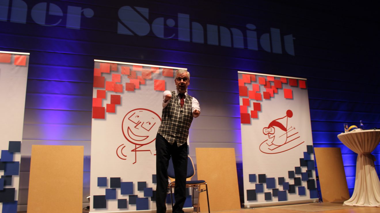 Kabarettist Rainer Schmidt bringt sein Publikum in Wallenhorst zum Lachen. Foto: Dominik Lapp