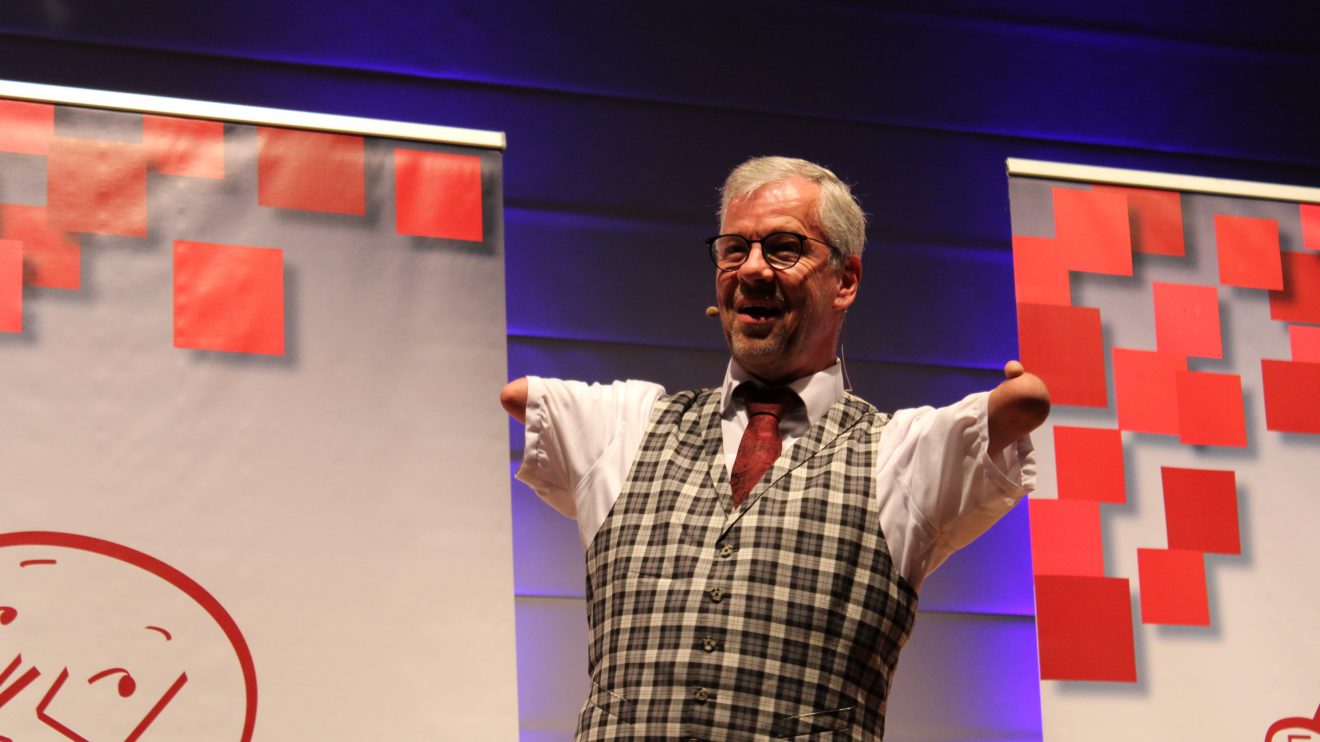 Kabarettist Rainer Schmidt bringt sein Publikum in Wallenhorst zum Lachen. Foto: Dominik Lapp