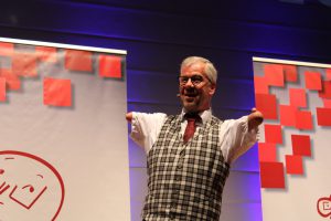 Kabarettist Rainer Schmidt bringt sein Publikum in Wallenhorst zum Lachen. Foto: Dominik Lapp