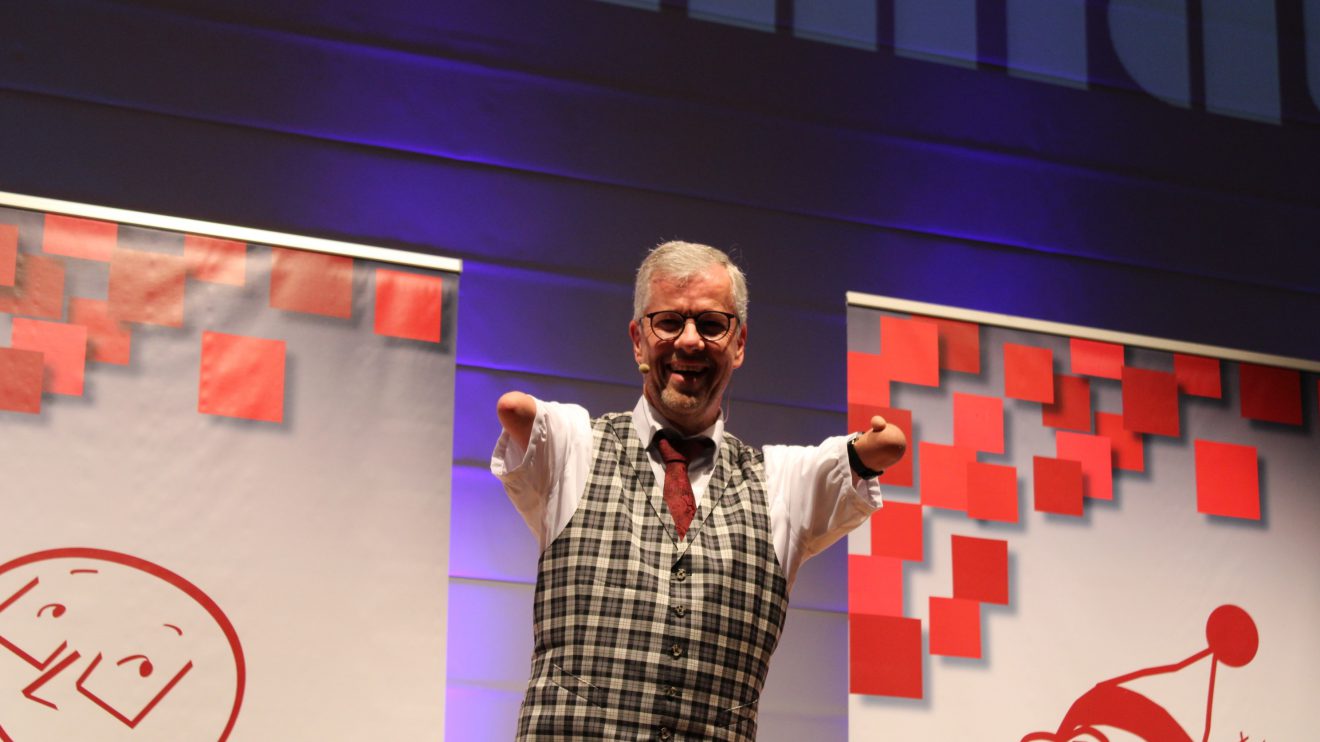 Kabarettist Rainer Schmidt bringt sein Publikum in Wallenhorst zum Lachen. Foto: Dominik Lapp