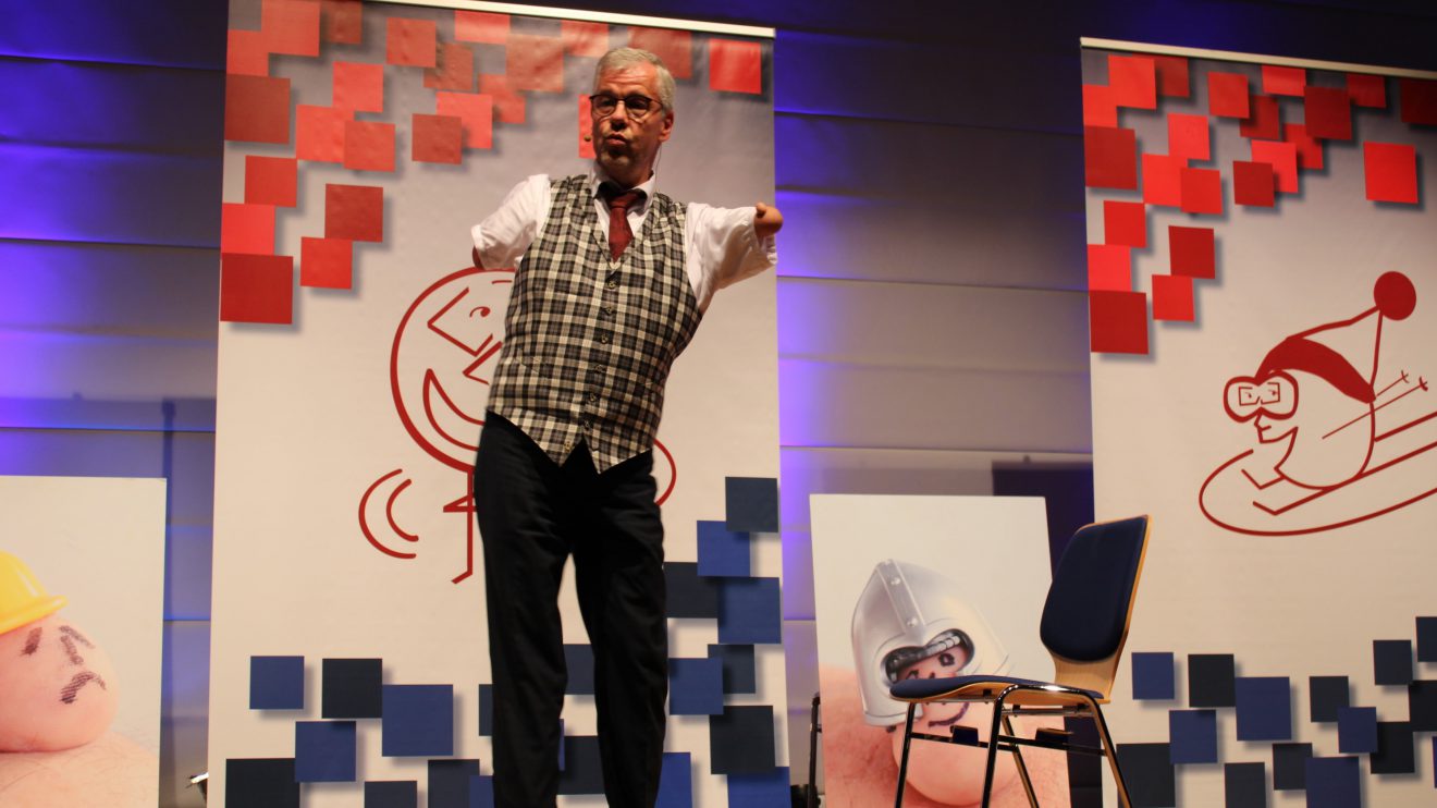 Kabarettist Rainer Schmidt bringt sein Publikum in Wallenhorst zum Lachen. Foto: Dominik Lapp