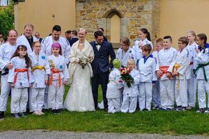 Die Judoka von Blau-Weiss Hollage freuen sich über ein neues Brautpaar in ihrer Abteilung. Foto: Blau-Weiss Hollage