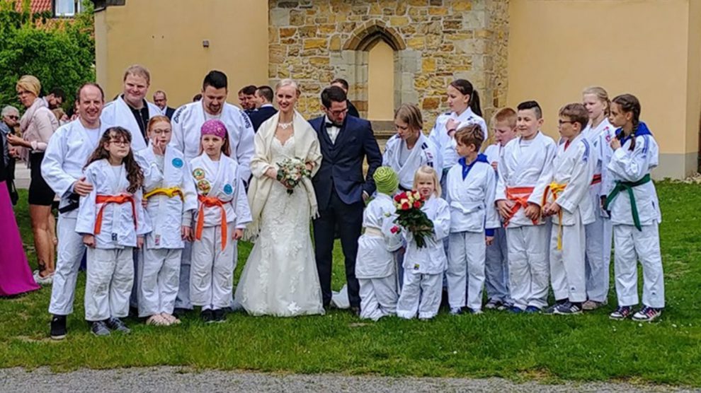 Die Judoka von Blau-Weiss Hollage freuen sich über ein neues Brautpaar in ihrer Abteilung. Foto: Blau-Weiss Hollage